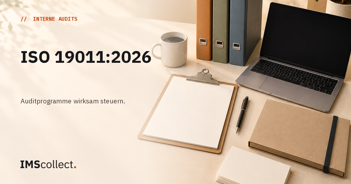 Drei unbeschriftete Fachordner, ein leerer Auditplan, Laptop und Notizen liegen logisch angeordnet auf einem realistischen Audit-Arbeitsplatz.