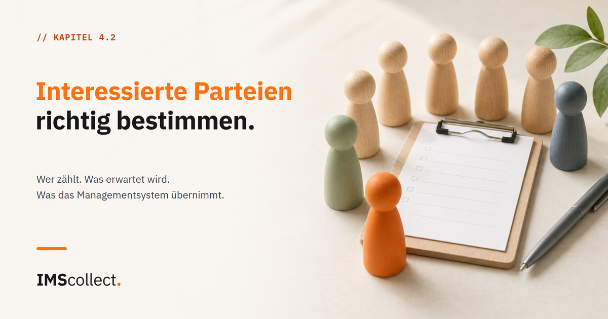 Holzfiguren als interessierte Parteien im Halbkreis um ein Klemmbrett mit Checkliste, eine orangefarbene Figur im Vordergrund; Titel: Interessierte Parteien richtig bestimmen.